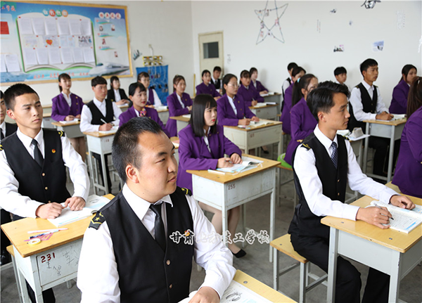 选择兰州高铁乘务员学校您需要了解哪些？