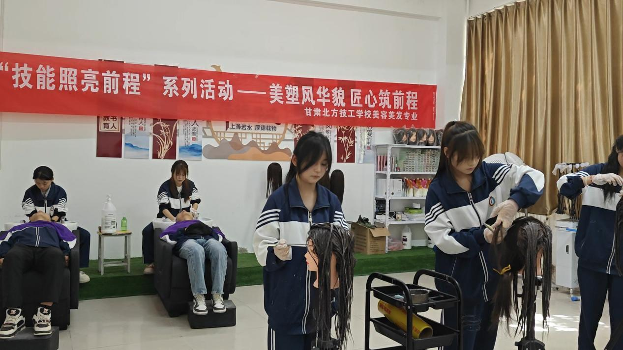 “技能照亮前程”系列活动（一） | 一把梳子，一首童谣：他们的技能，照亮了两种未来